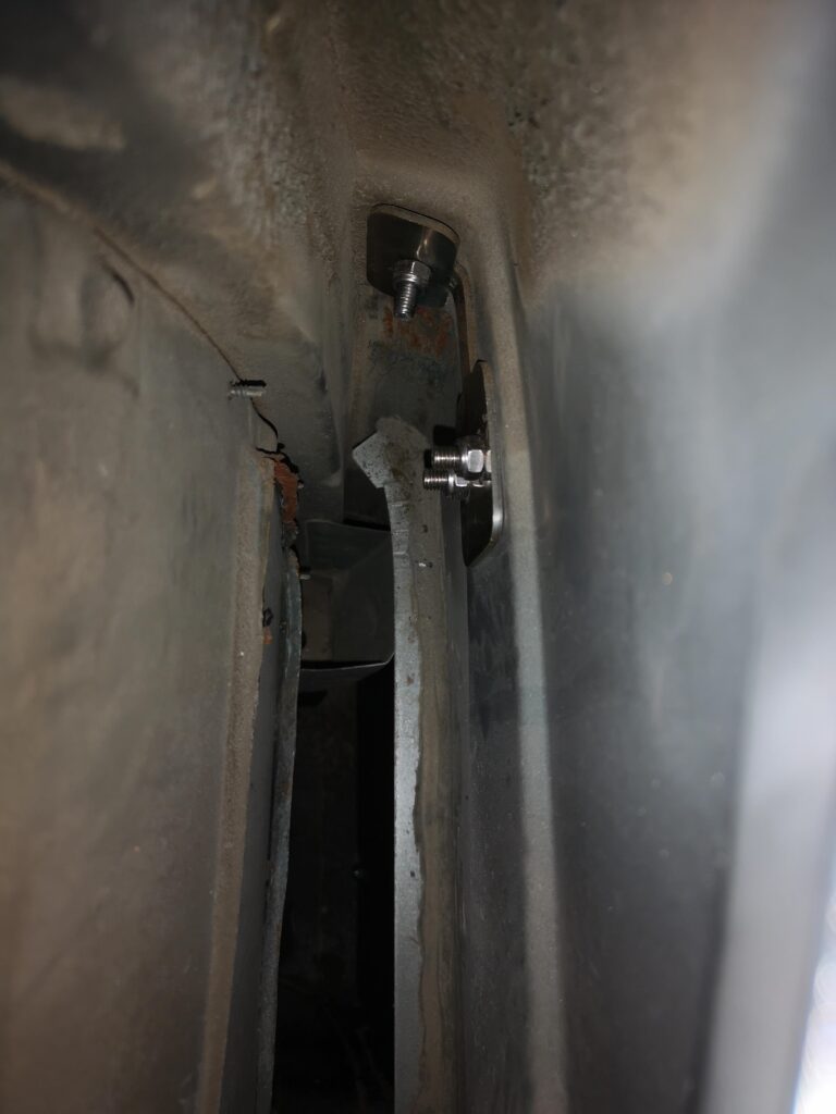 Tornillos y plancha por dentro