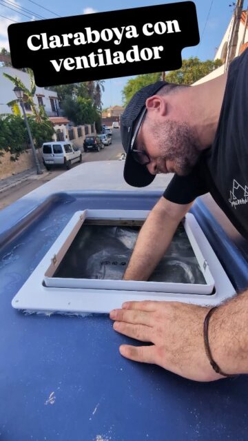 Esta claraboya con ventilador está sin duda en mi top 3 de mejoras que le he hecho a la California Exclusive. 
Y la función de extraer o introducir aire me parece lo más. Y tú? Te animas a montarla en tu furgoneta?

#claraboya #diycamper #california #californiaexclusive #vwt4california #vwt4