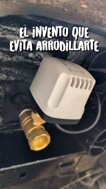 Vaciar el depósito de aguas grises siempre implica lo mismo: agacharte, mancharte y buscar la maneta para abrirla.

Para solucionarlo he montado una electroválvula controlada desde el salpicadero. Interruptor grabado con láser, cable positivo directo a batería de vivienda y listo.

Ahora de manera fácil abro la válvula. 

Una mejora más que añado a la furgo.

#VanLife #campervan #vwt4 #campermods #vanconversion