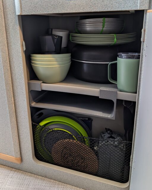 Un nuevo espacio aprovechado. 

Cuando el espacio es limitado y se quiere optimizar, hay que utilizar cualquier hueco para inventar una práctica solución de almacenaje. 

Es el nuevo estante colgantes para armarios. Donde va mejor es el armario del mueble bajo de la VW T4 California Exclusive pero también se puede poner en cualquier balda de los otros armarios. 

¿Qué te parece esta solución? Yo creo que lo voy a utilizar para meter la tabla de cortar, el salvamanteles o los paquetes de servilletas.